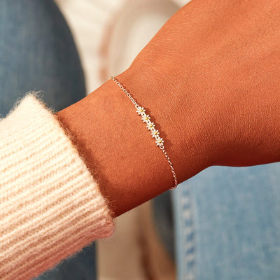 Elegant Daisy Flower Bracelet