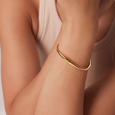 Pulsera de oro con ondas