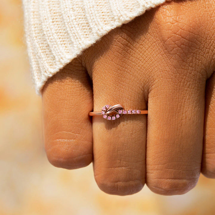 Anillo de compromiso con nudo de amor