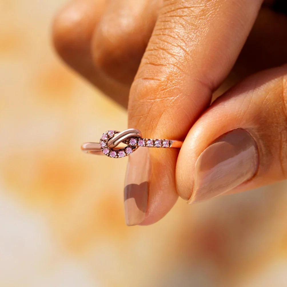 Anillo de compromiso con nudo de amor
