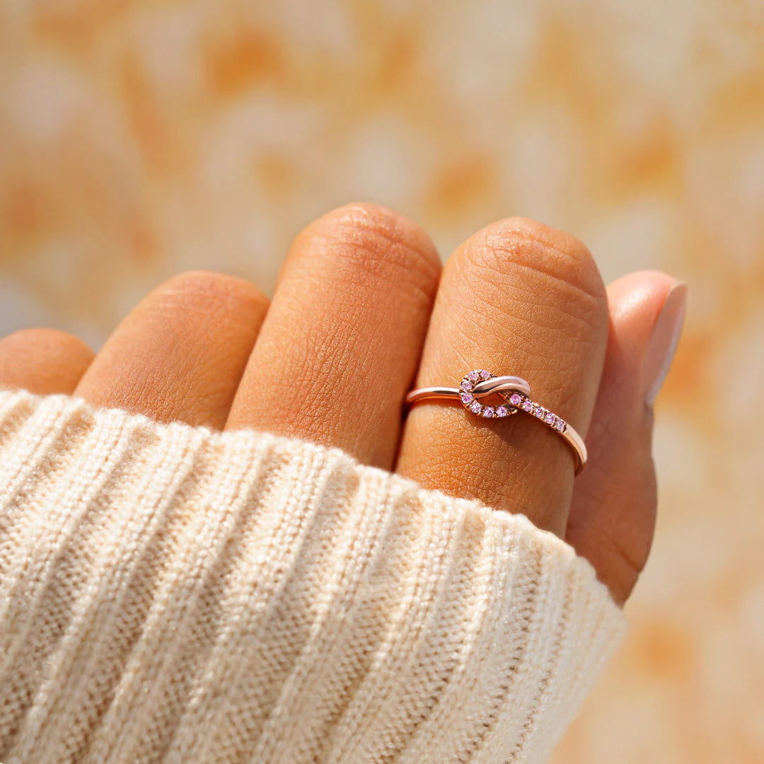 Anillo de compromiso con nudo de amor