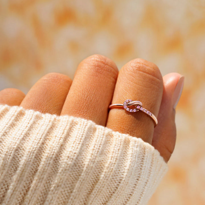 Anillo de compromiso con nudo de amor