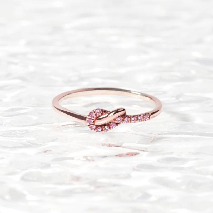 Anillo de compromiso con nudo de amor