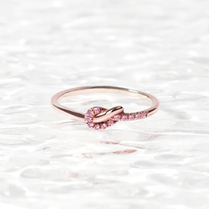 Anillo de compromiso con nudo de amor