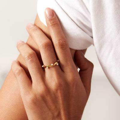 Anillo de oro de 18 quilates con perla ondulada