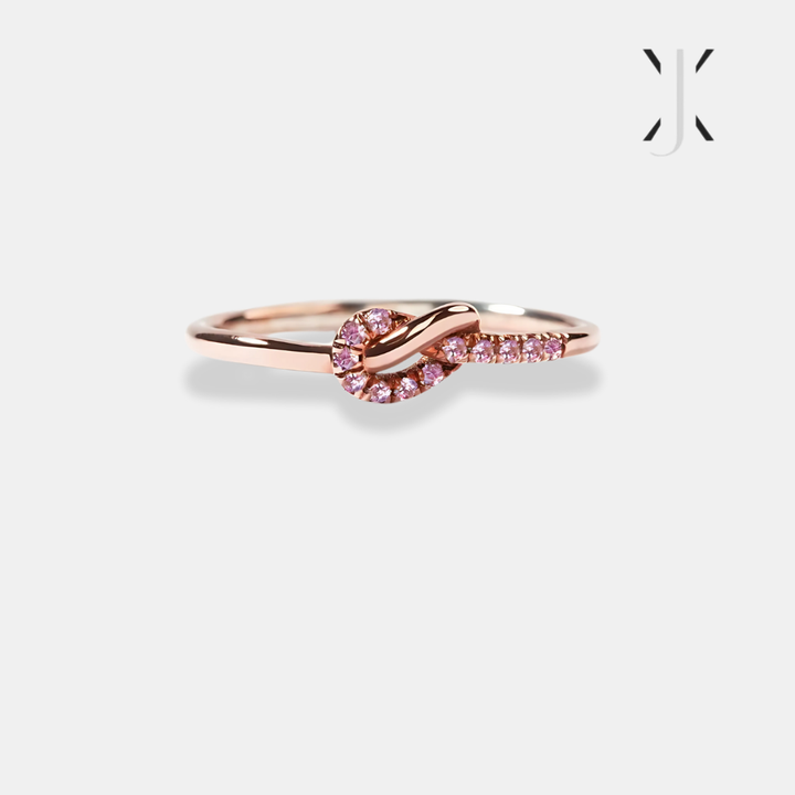 Anillo de compromiso con nudo de amor
