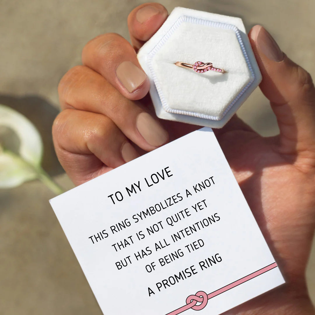 Anillo de compromiso con nudo de amor