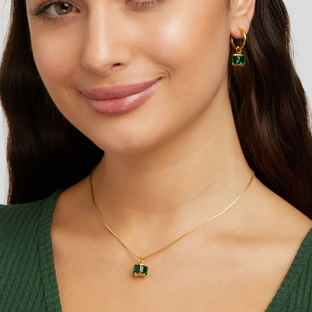 Collar de cubo de esmeralda