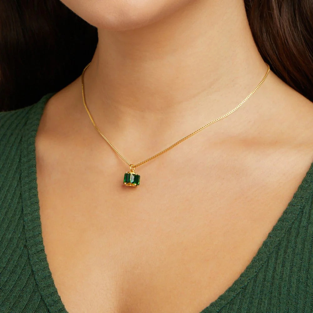 Collar de cubo de esmeralda