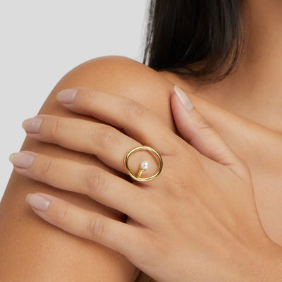 Anillo de oro con perla de melisa
