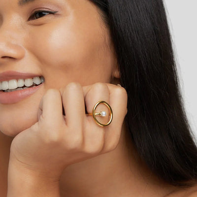Anillo de oro con perla de melisa