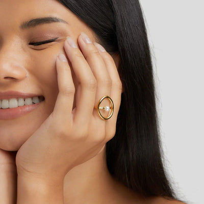 Anillo de oro con perla de melisa