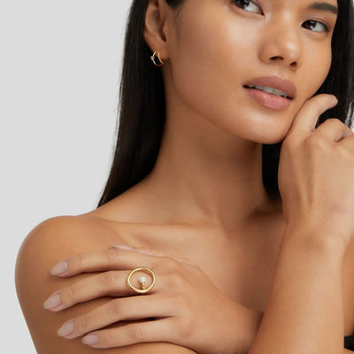 Anillo de oro con perla de melisa