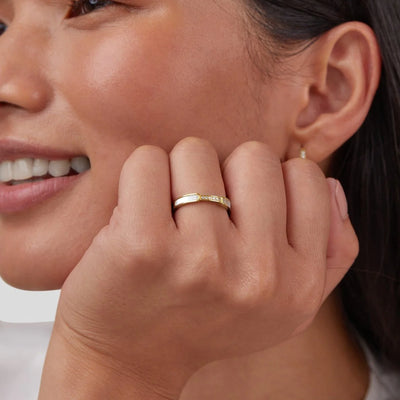 Anillo de madreperla y cristal