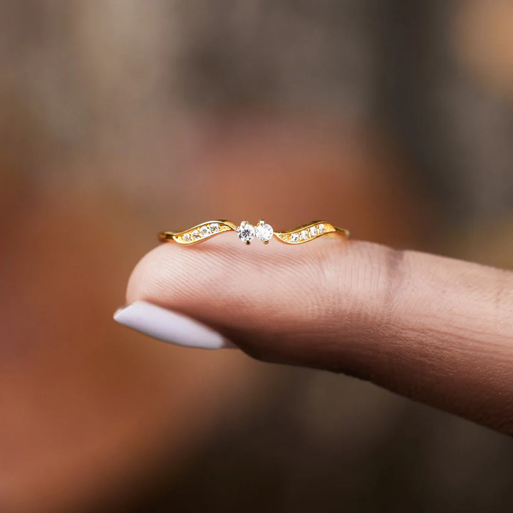 Gewellter Ring mit Stein