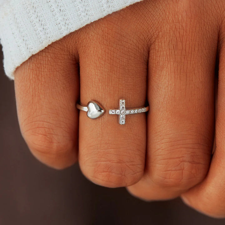 Ring mit Kreuz und Herz