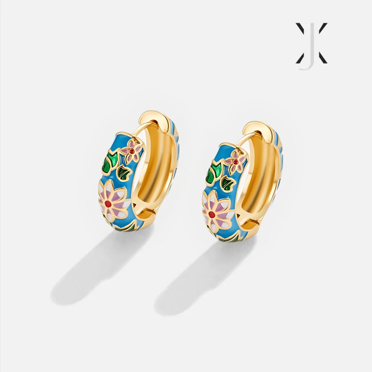Blaue Creolen mit Blumenmotiv