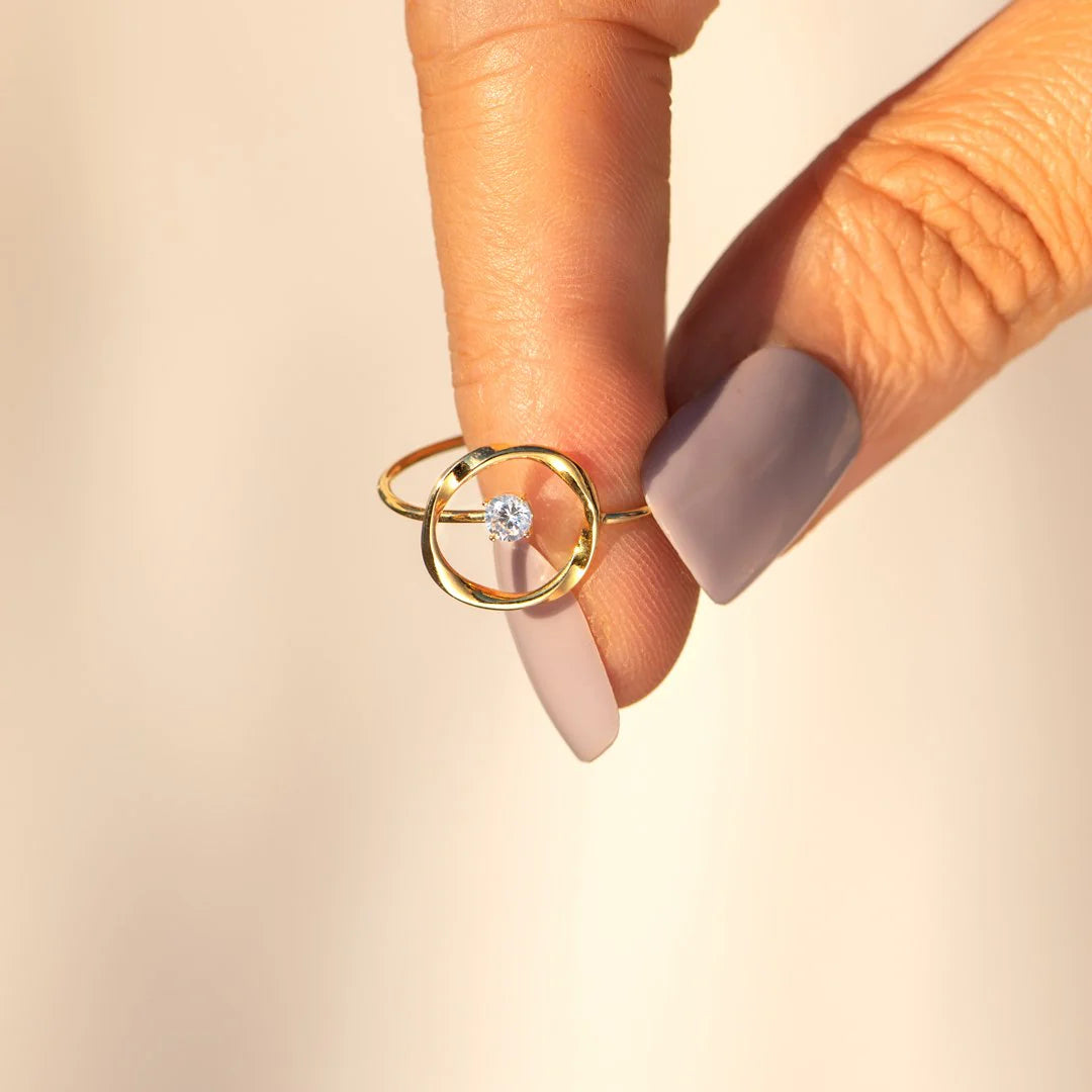 Anillo de lujo minimalista con circonitas