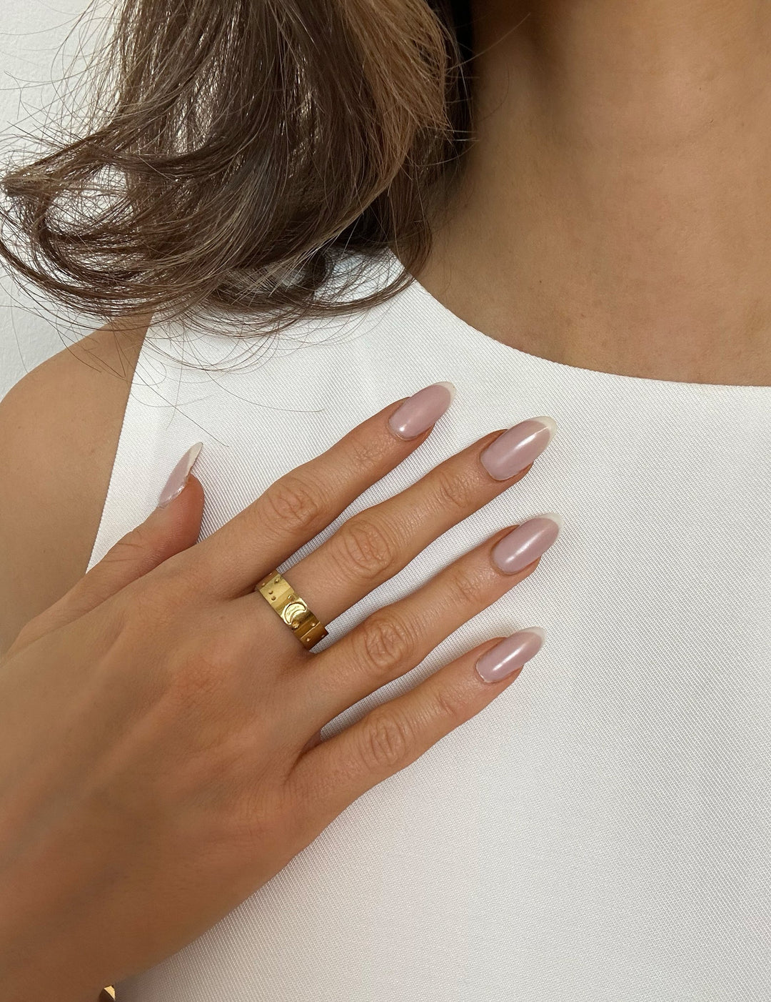 Anillo de oro con luz de luna estrellada